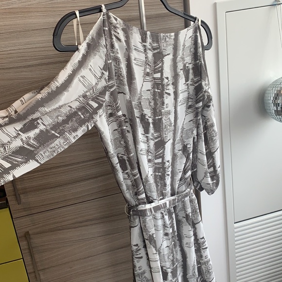 ✅ $10 ADD-ON ONLY ✅ Cold Shoulder Grey+ White belted summer dress ✅ $10 ADD-ON - Picture 9 of 12